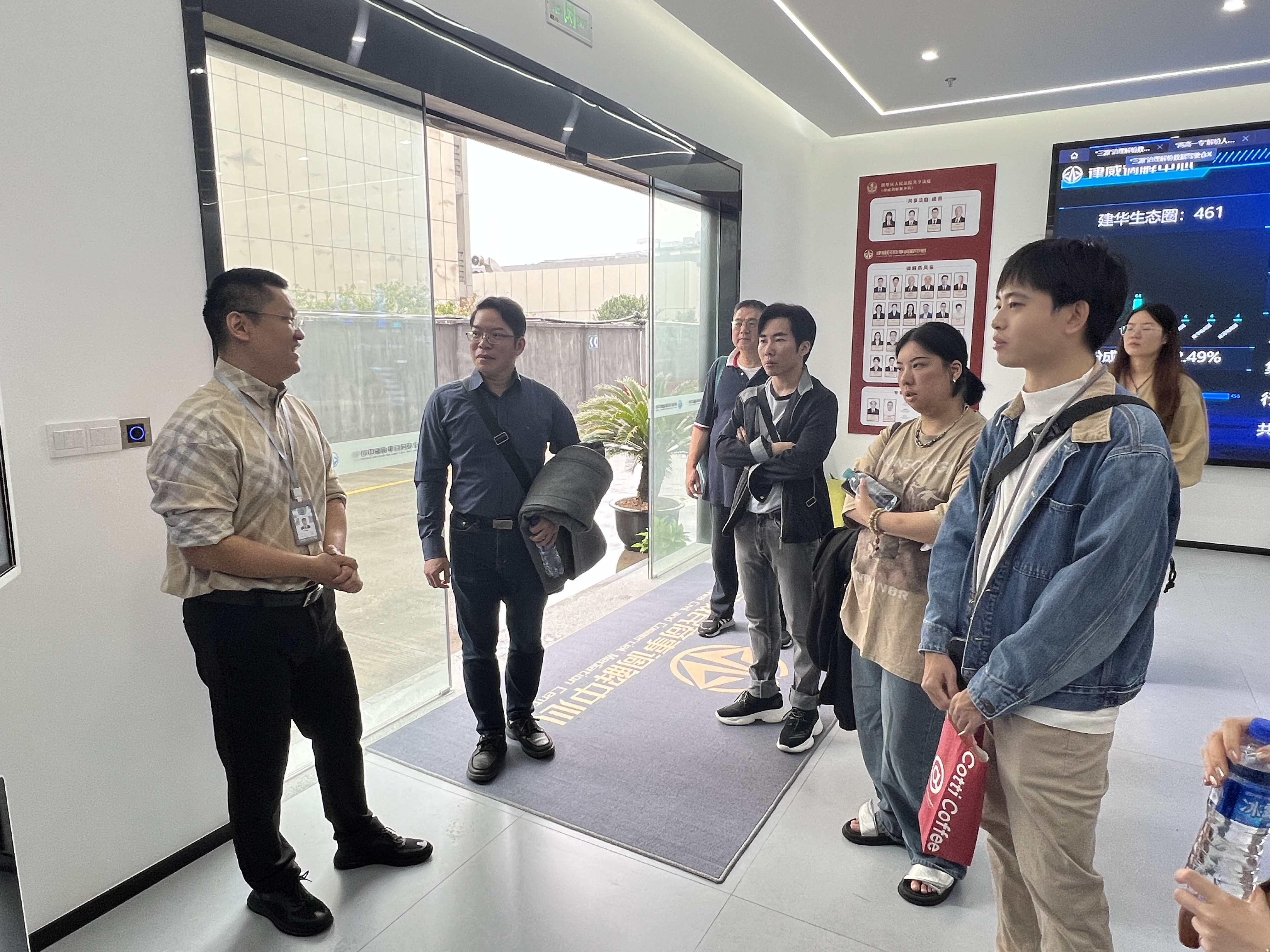 高雄青年大學生交流團到律威民商事調(diào)解中心參觀學習