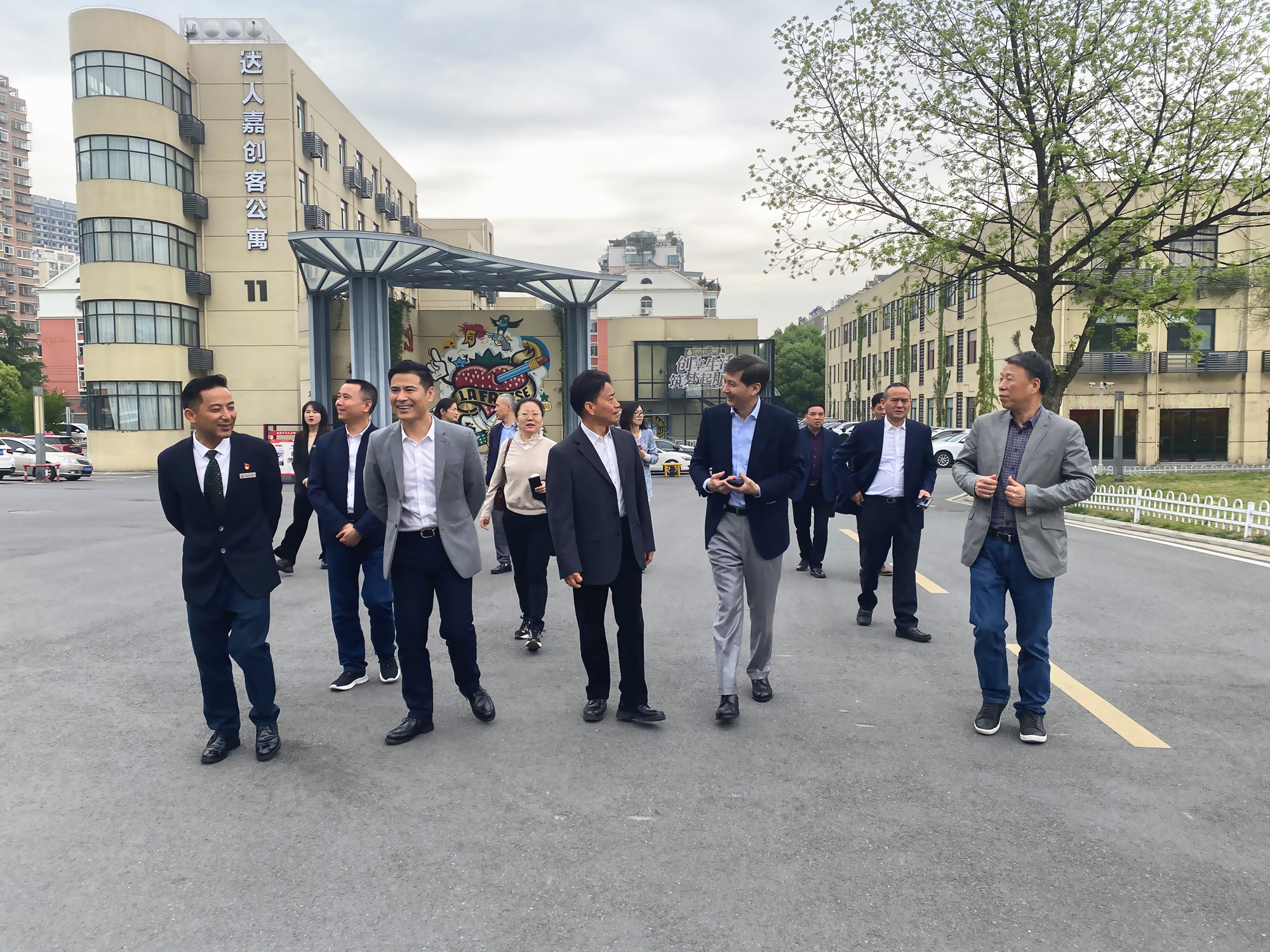 杭州市政協(xié)副主席、市工商聯(lián)主席馮仁強(qiáng) 一行蒞臨廬陽(yáng)建華文創(chuàng)園考察