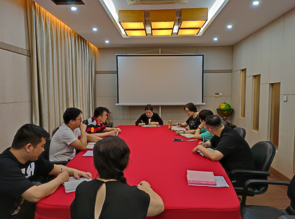  建華小貸公司召開風險業(yè)務(wù)分析專題會議
