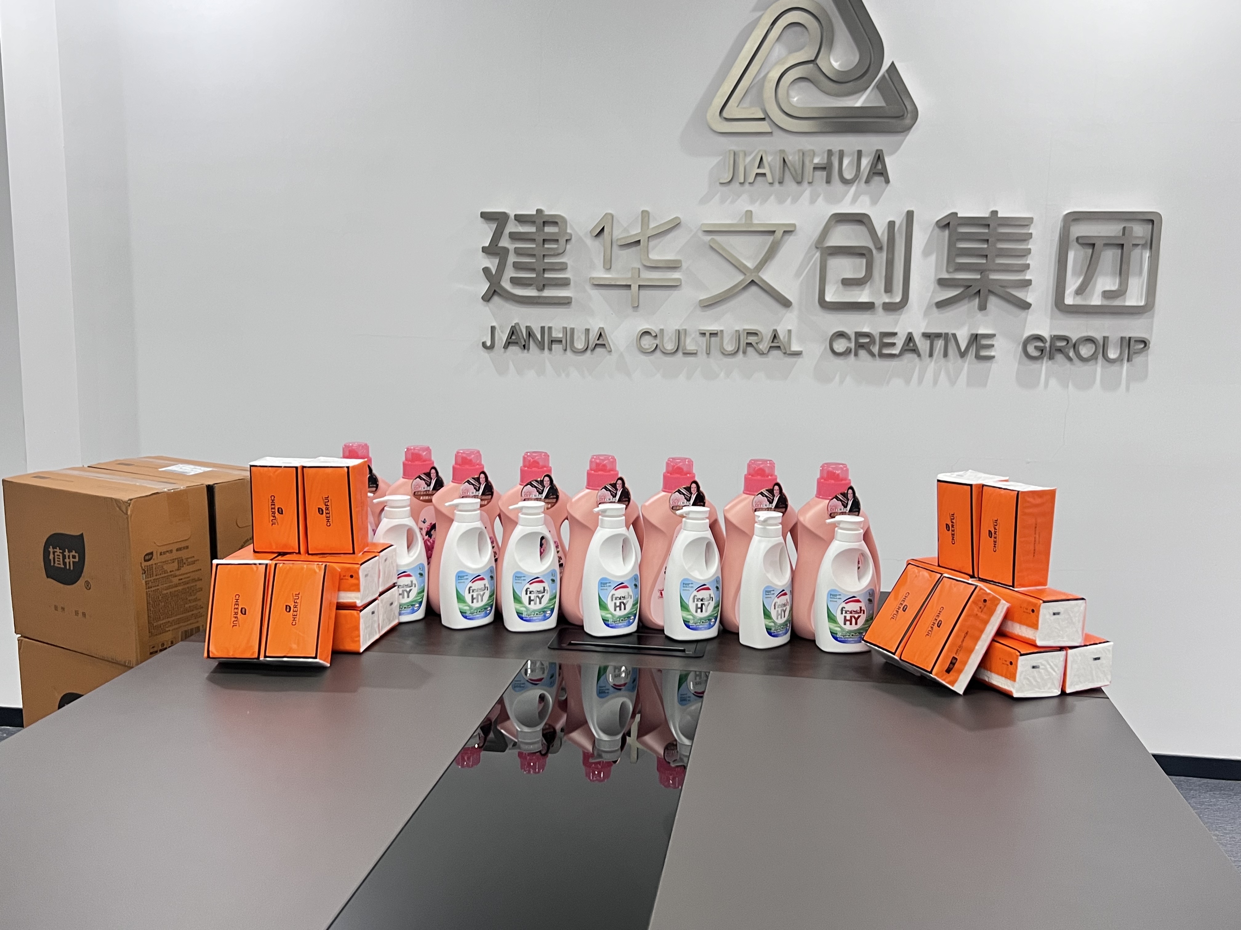 愛在春天，情暖三八——建華文創(chuàng)集團(tuán)工會(huì)為女職工發(fā)放暖心福利