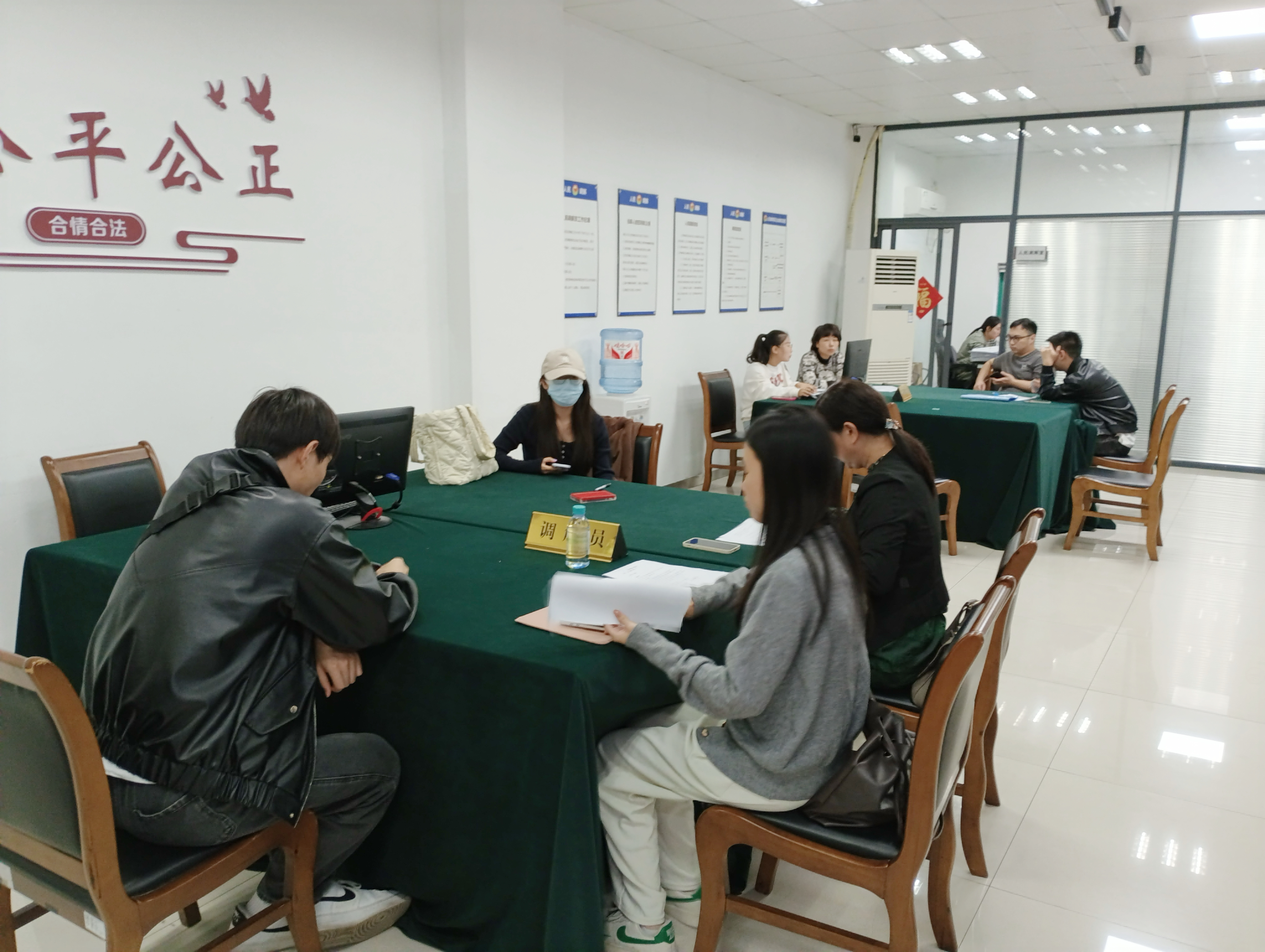 調(diào)解顯溫情，商業(yè)洪流中的信任與重生