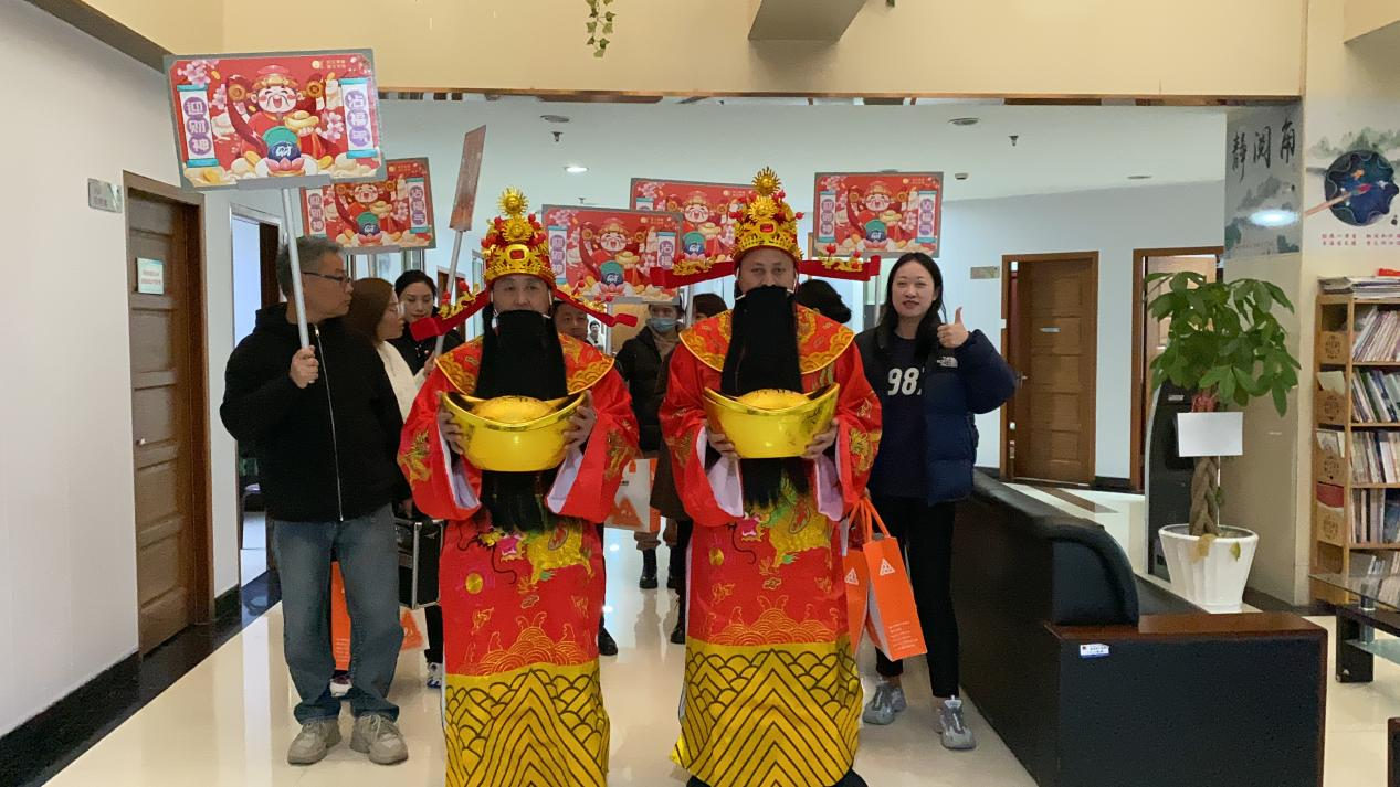 正月十五元宵到，財(cái)神到來(lái)，請(qǐng)接福！