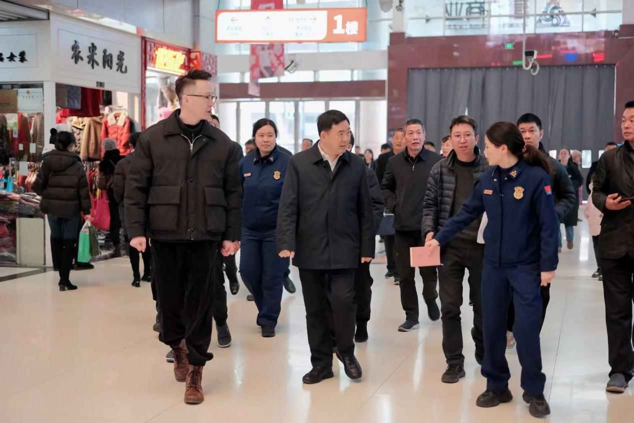 省、市、區(qū)領(lǐng)導(dǎo)蒞臨錢江商城指導(dǎo)安全生產(chǎn)工作